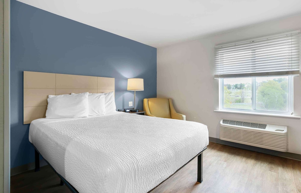 Standard Studio, 1 Queen Bed, Non Smoking, Refrigerator & Microwave photo 1