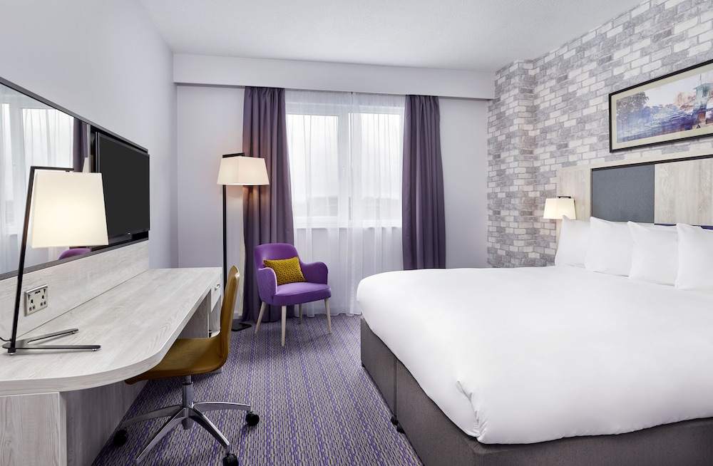 Superior King Room thumbnail 5