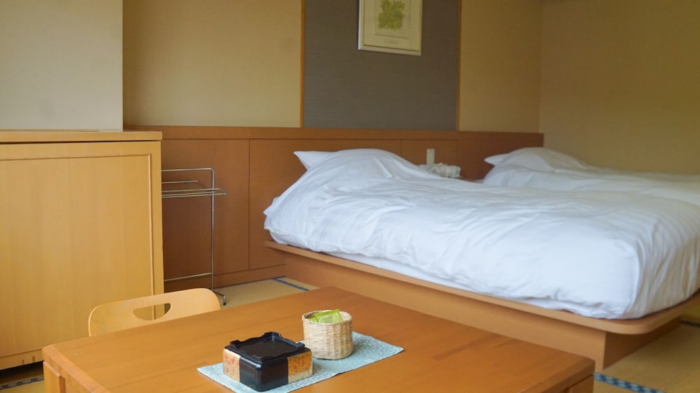 Japanese Twin Room, Non-Smoking, Town View photo 2