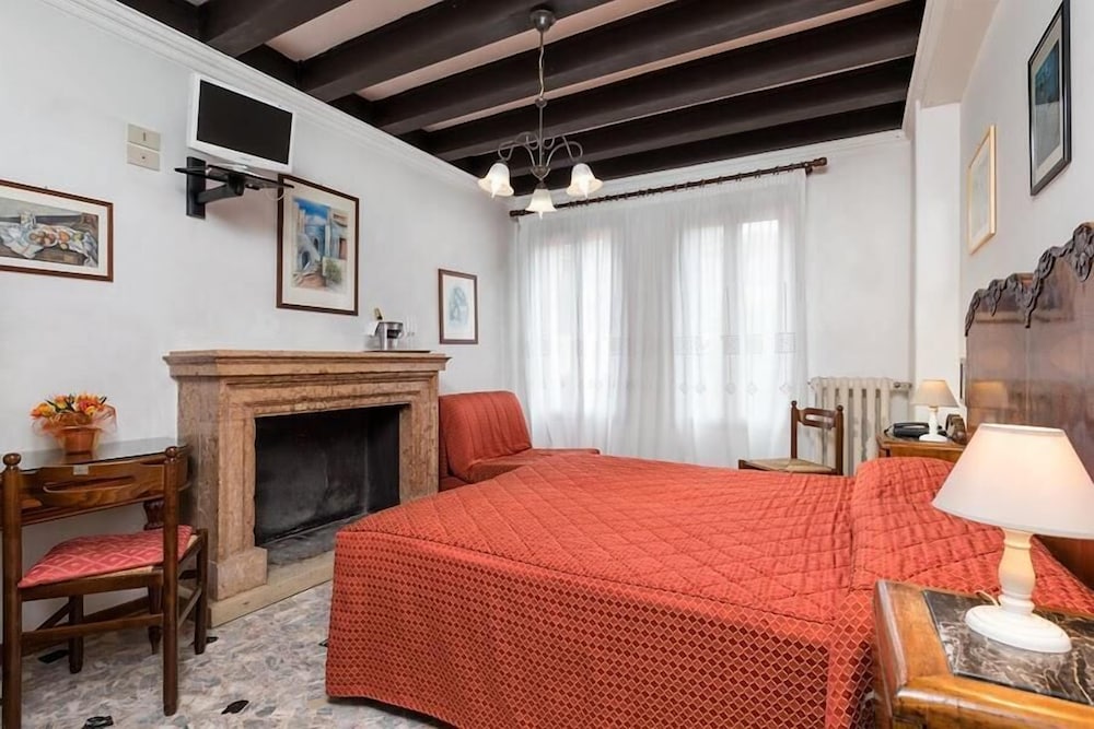 Double or Twin Room - Photo 8