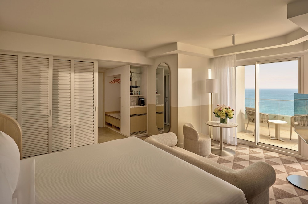 Junior Suite, 1 King Bed, Oceanfront