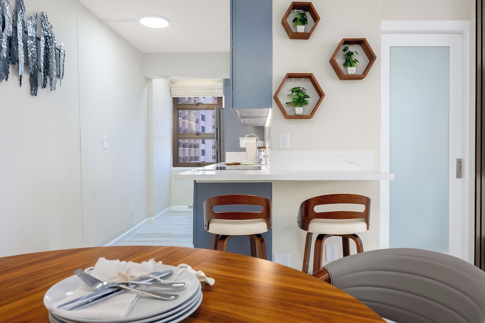 Premium Remodeled Condo with Ocean View and Parking: Premium Suite, 1 King Bed, Air conditioning, Ocean View (0194) photo