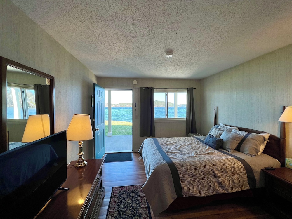 Deluxe - Single Queen, Lake View, First Floor photo 1