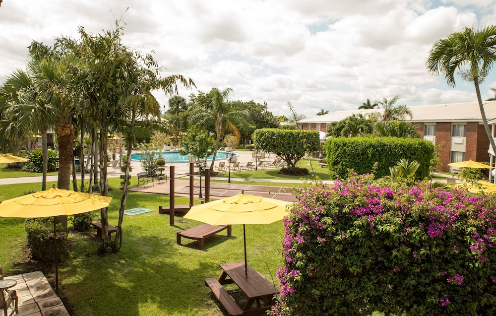 Standard Room, 2 Queen Beds, Refrigerator & Microwave, Courtyard View - Photo 5