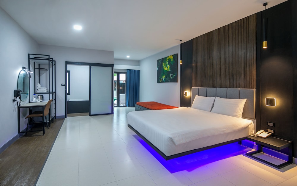 Deluxe Room, Pool Access - Photo 3