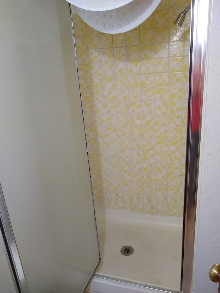 Standard Room, 1 Bedroom, Non Smoking, Private Bathroom (Single Queen Walk-In Shower) photo 2