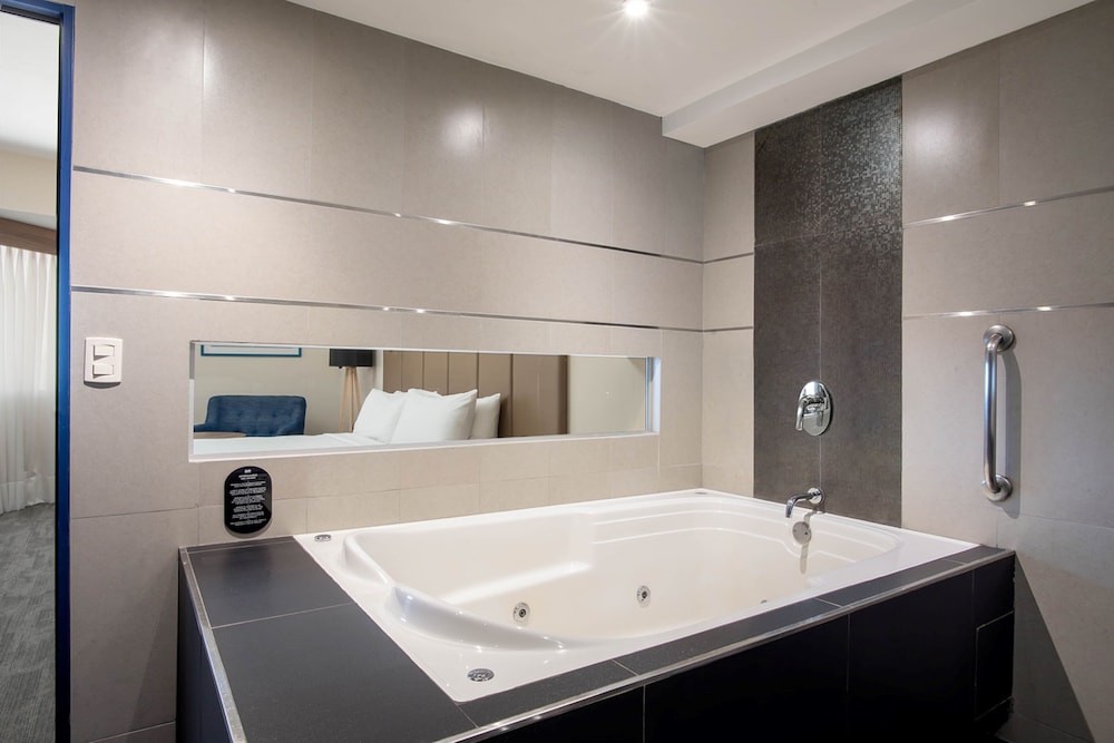 Premium Room, 1 King Bed, Jetted Tub, City View - Photo 1
