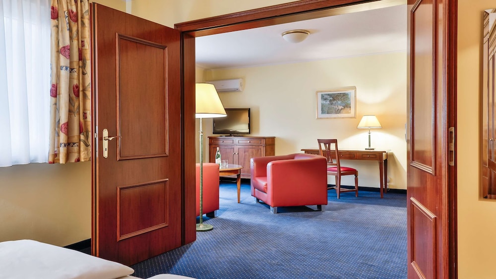 Deluxe Suite with double bed or twin bed