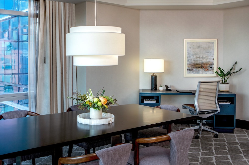 Suite, 1 King Bed (Ambassador)