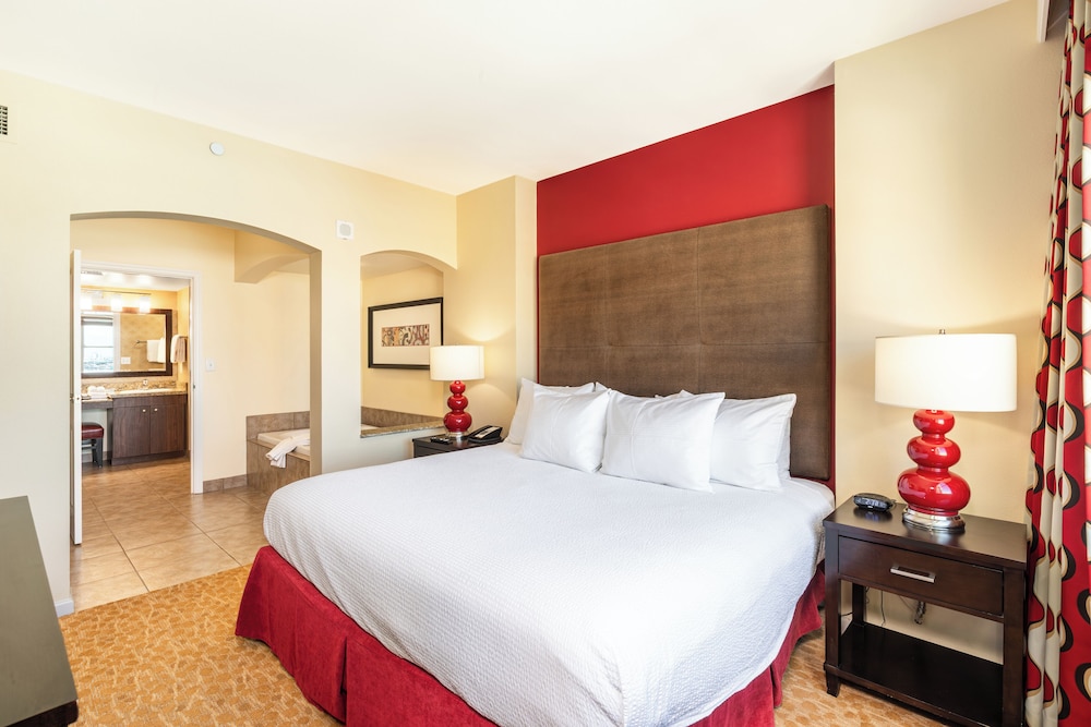 One Bedroom Family Suite, Pool View - Photo 5