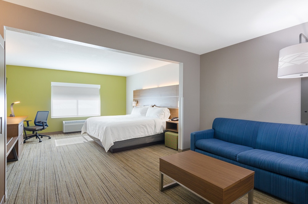 Suite - Photo 1