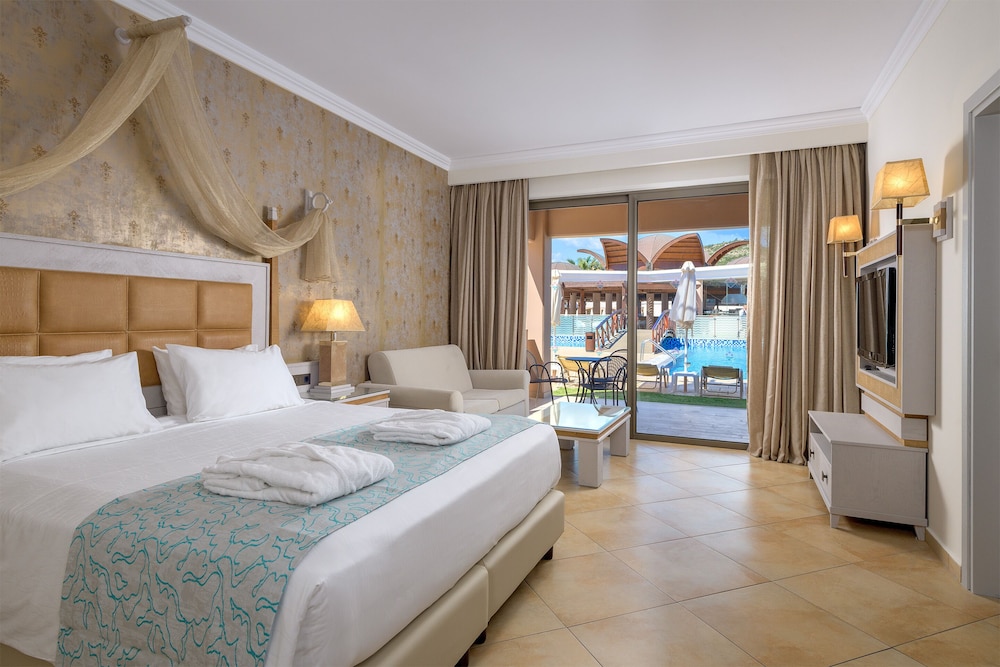 Luxury Suite, Direct Pool Access photo 3