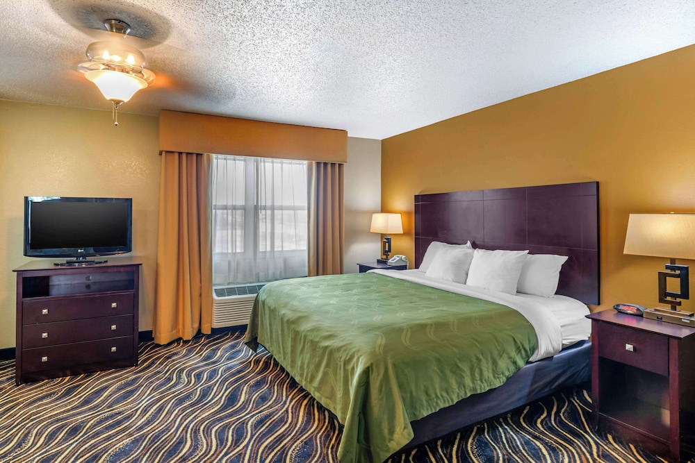 Business Suite, 1 King Bed with Sofa bed, Non Smoking, Jacuzzi - Photo 1