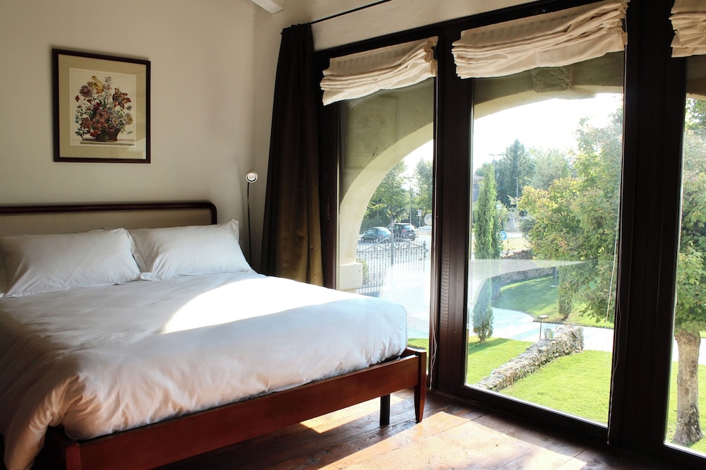 Standard Room, 1 Queen Bed photo 1