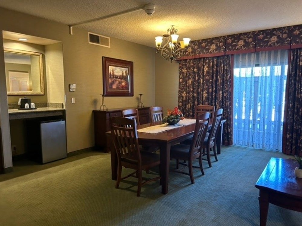 Suite, 1 Bedroom - Photo 2