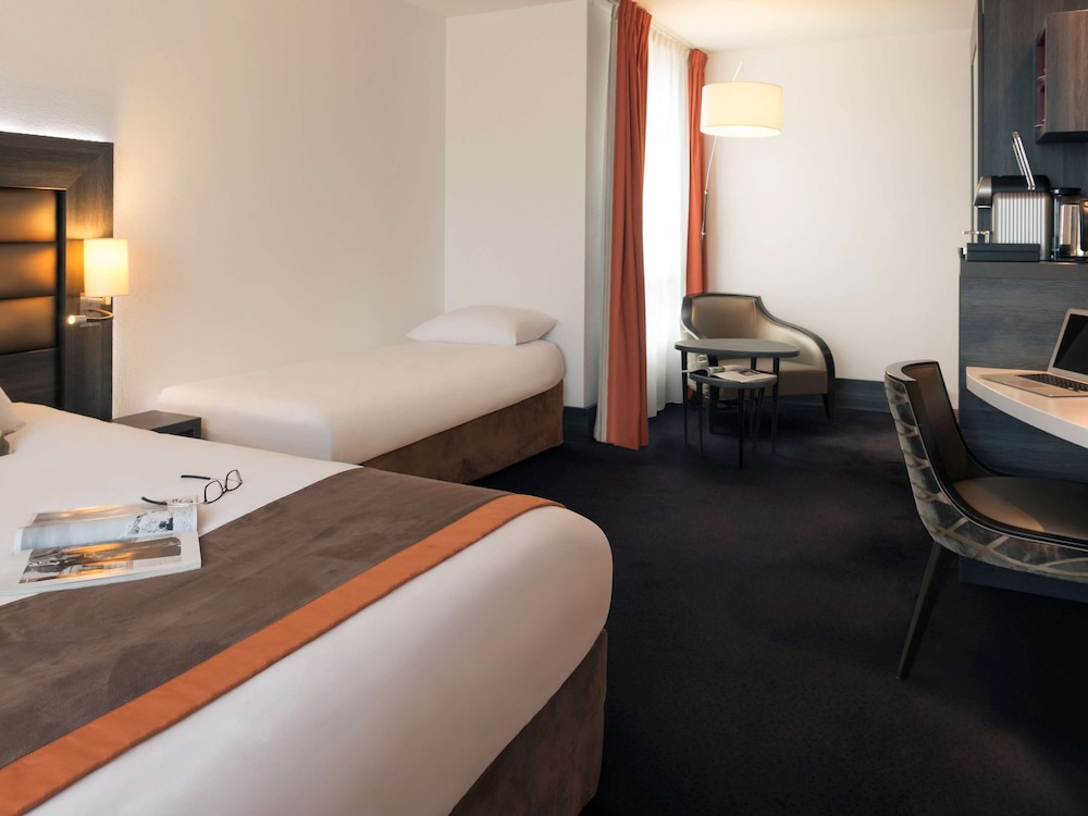 Privilege Room with 1 king-size bed and 1 single bed - Photo 2