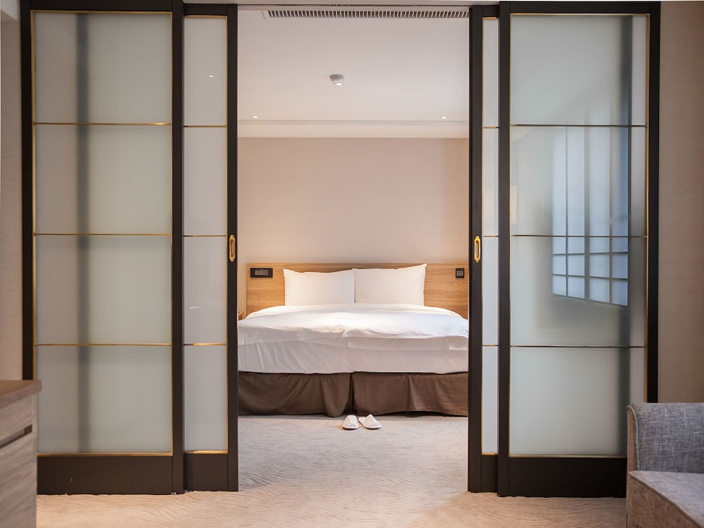 Deluxe Suite, 1 King Bed photo 1