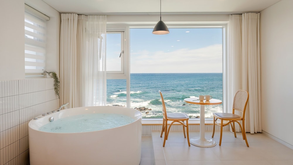 Basic Room, 1 Bedroom (Room 402 (Oceanview/Spa)) photo 1