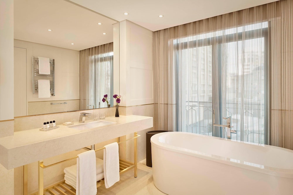 Grand Room, 1 King Bed, Corner photo 3