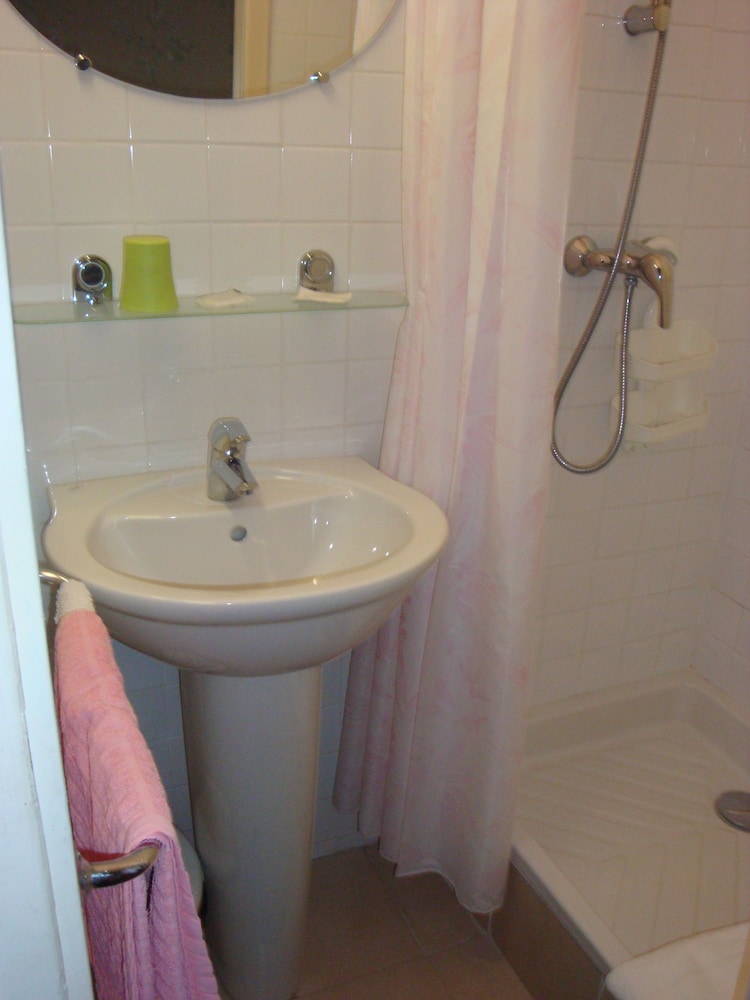 Single Room with Private Shower, Shared Toilet photo 2