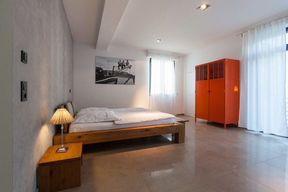 Suite, River View - Photo 6