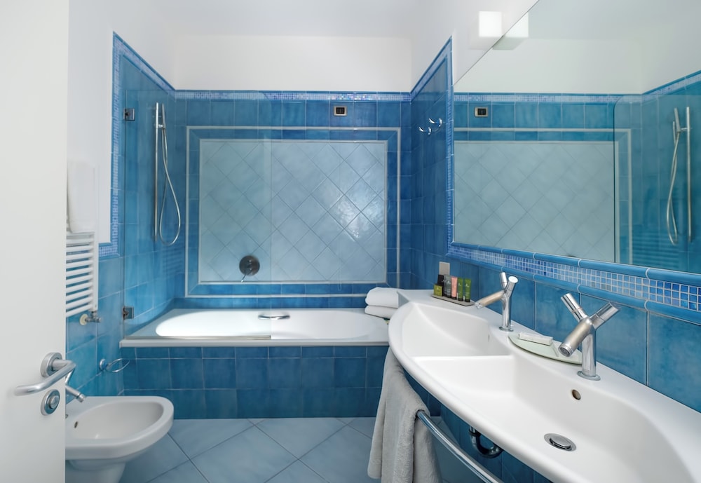 Deluxe Double or Twin Room with City View thumbnail 6