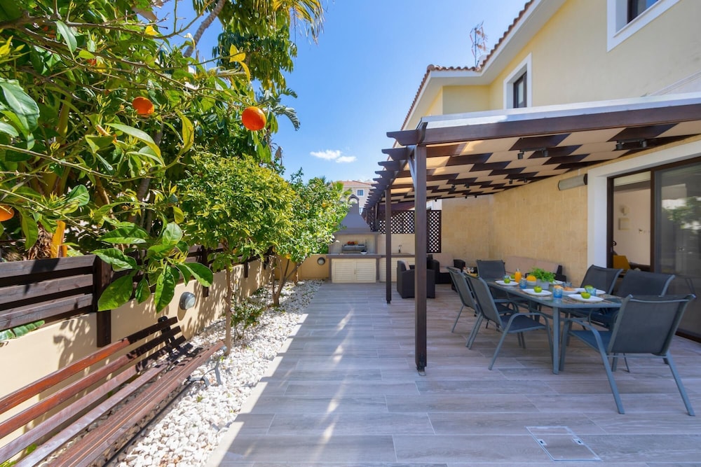 Villa photo 2