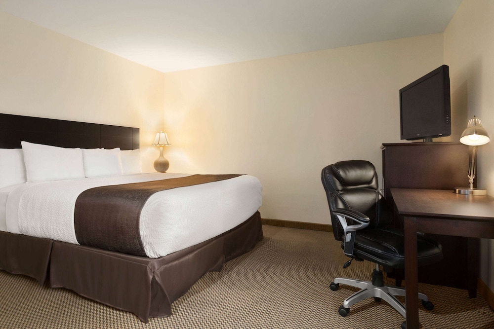 Suite, 1 King Bed, Jetted Tub - Photo 1