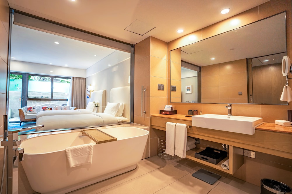 Room, 2 Twin Beds, Courtyard View - Photo 6