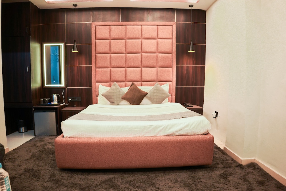 Suite, City View