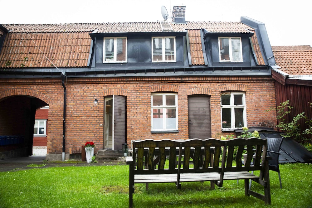 Family Townhome, Multiple Beds, Non Smoking, Private Bathroom (External Building) photo 1
