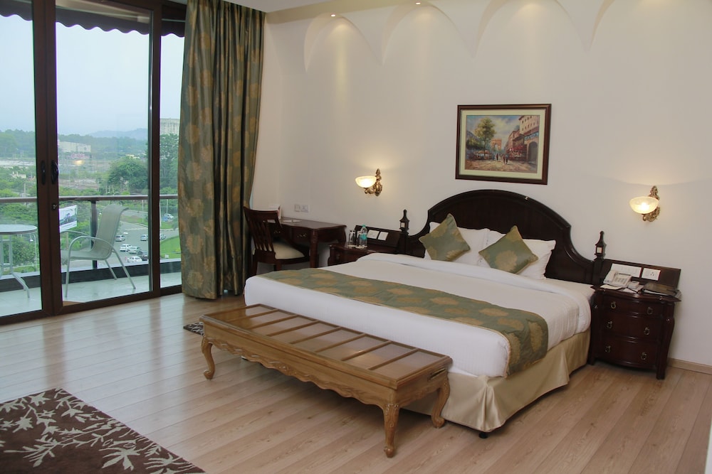 Deluxe Room, 1 Queen Bed, Mountain View (Premium Double) photo 2