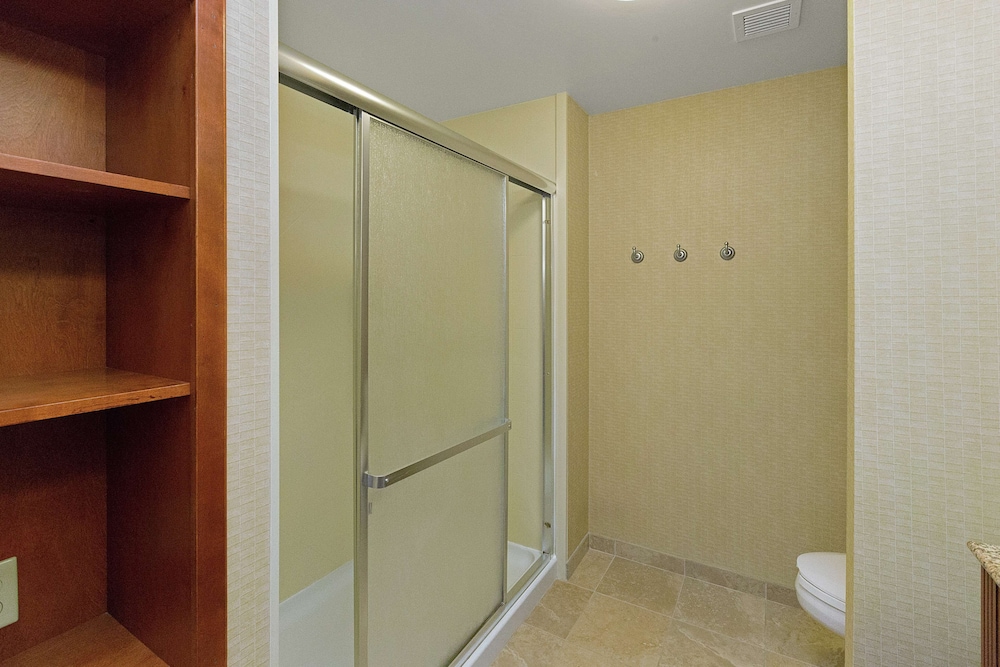 Room, 1 King Bed, Accessible - Photo 7