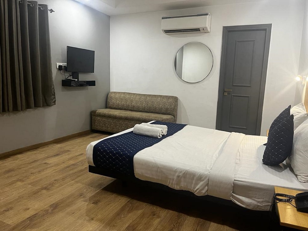 Deluxe Room - Photo 9