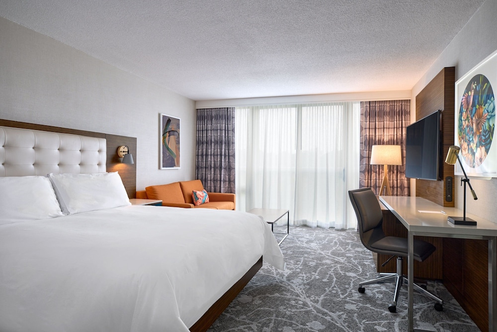 Room, 1 King Bed (Mobility/Hearing Access, Roll-In Shwr)