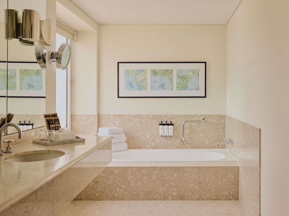 Signature Suite, 1 King Bed, City View - Photo 8