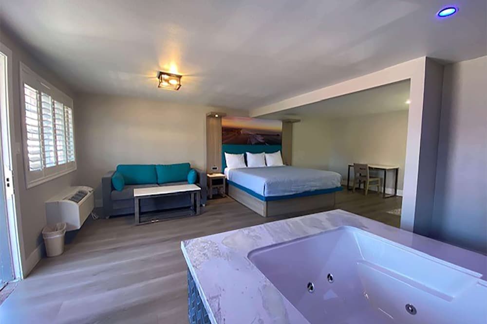 Suite, 1 King Bed, Non Smoking, Jetted Tub photo 1