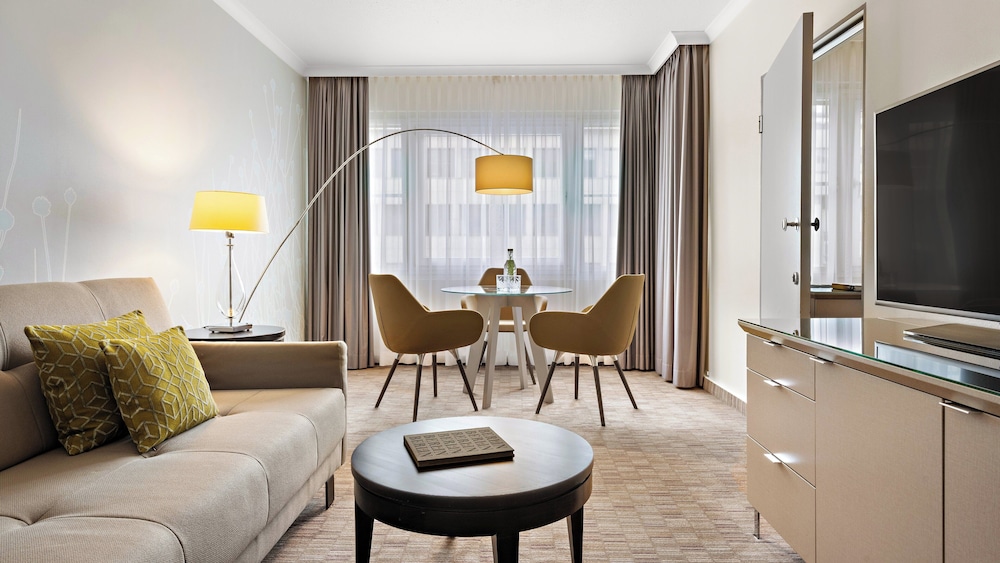 Suite, 1 King Bed (High Floor) thumbnail 6