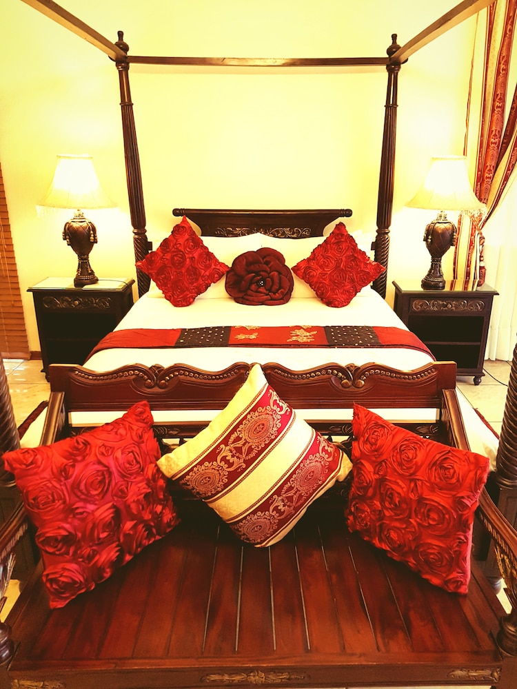 Honeymoon Suite photo 2