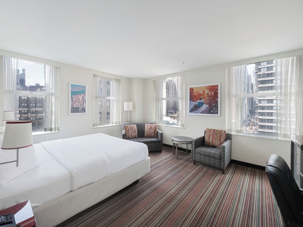 1 King Bed Deluxe Suite With Parade View
