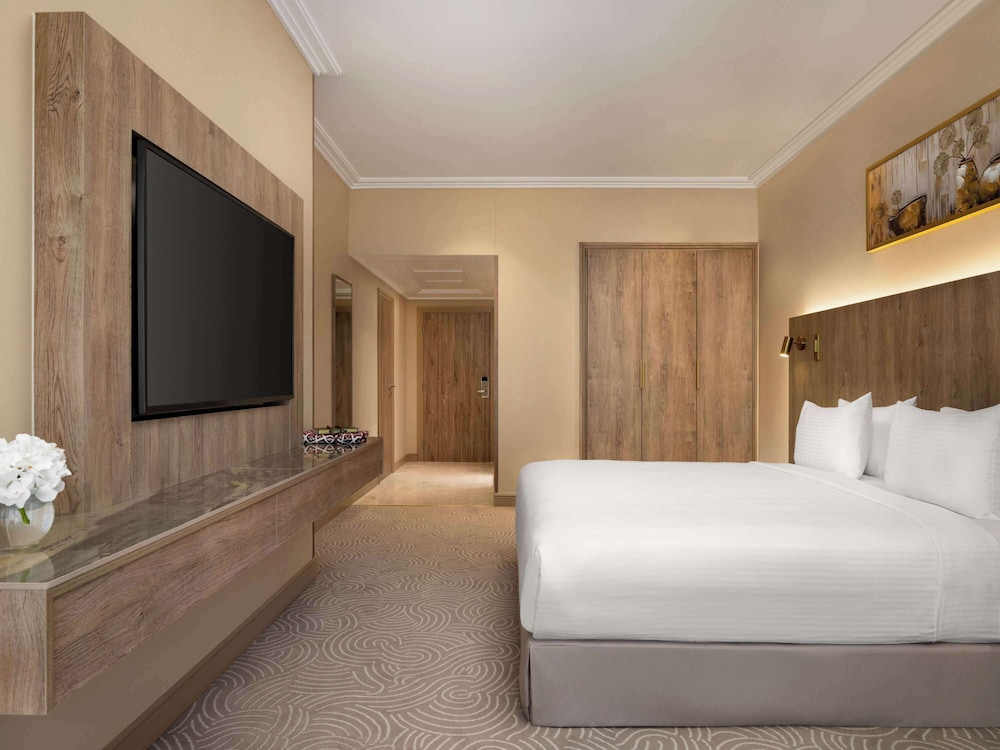 Superior Room, 1 King Bed, City View - Photo 3