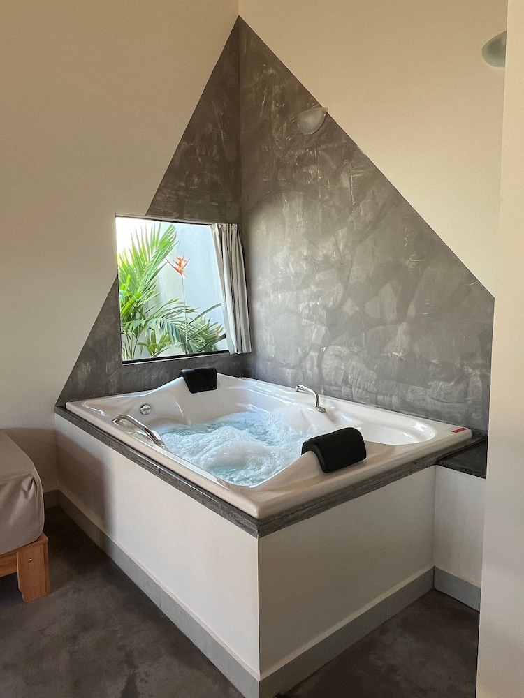 Comfort Suite, Jetted Tub photo 1