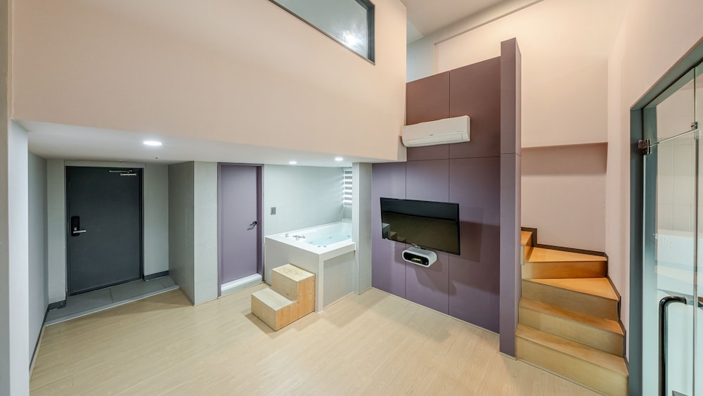 Basic Room, 1 Bedroom (Room B304 (Couple/Family Room)) - Photo 3