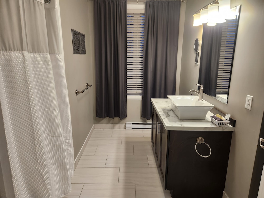 Luxury Studio Suite, 1 Queen Bed, Non Smoking, Partial Ocean View photo 3