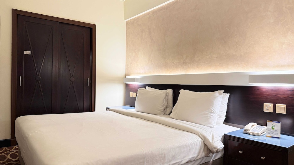 Superior Room, 1 King Bed photo 3