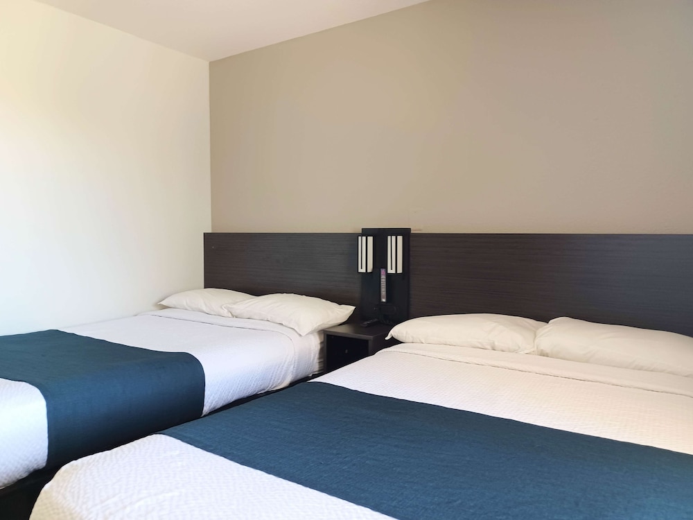 Deluxe Room, 2 Double Beds, Non Smoking, Refrigerator & Microwave photo 3