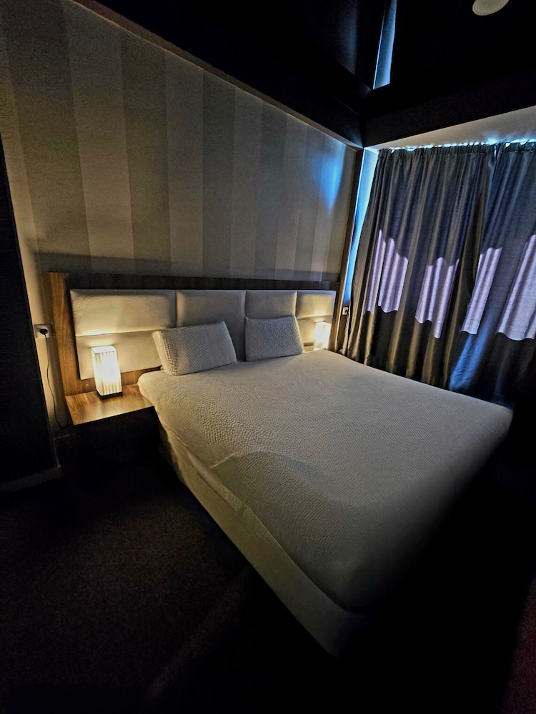 Deluxe Suite - Photo 3