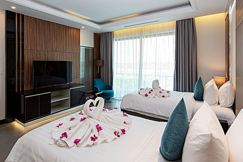 Grand Deluxe Twin Pool View - Photo 4