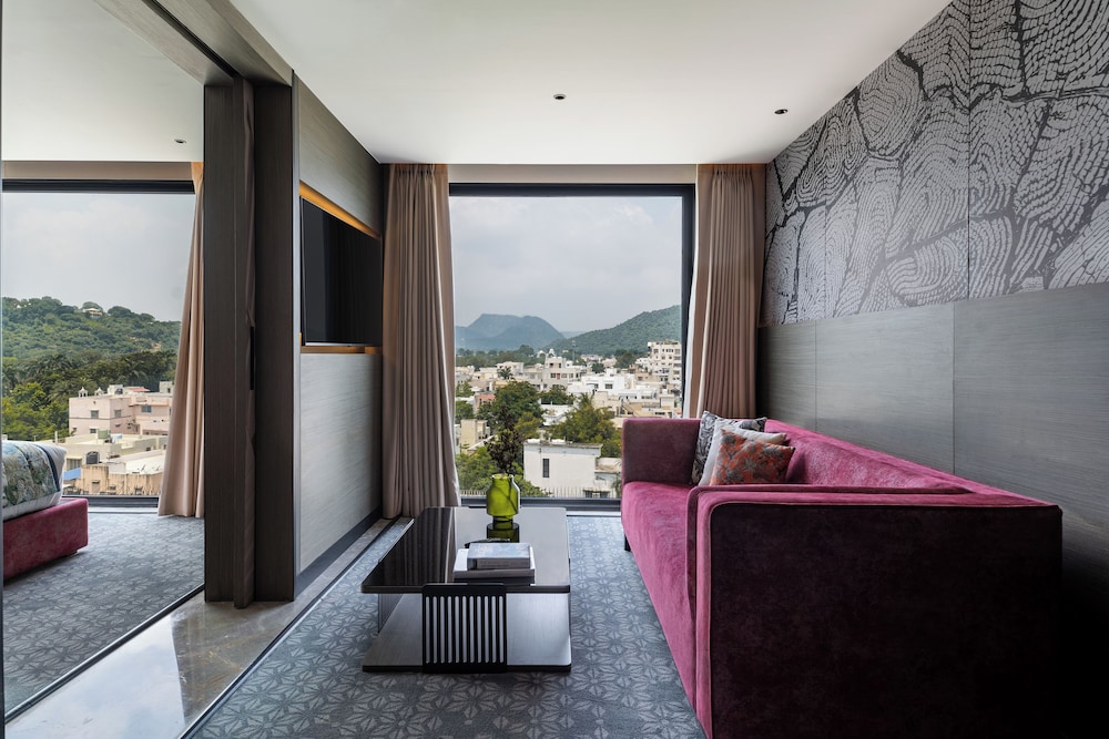 Suite - Photo 27