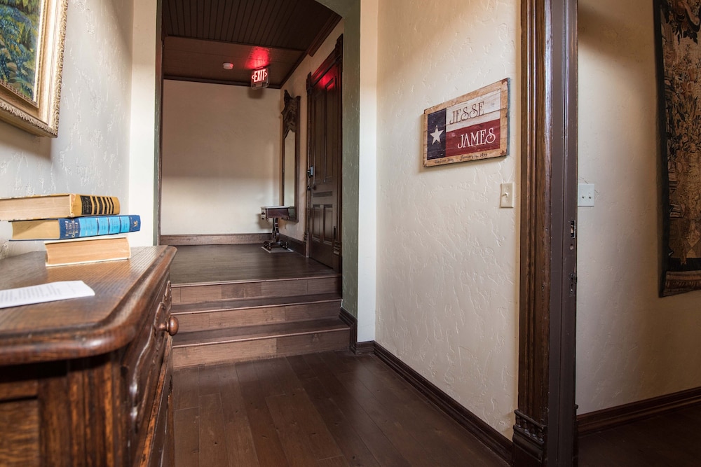 Romantic Suite, Ensuite, City View (Jesse James Suite) photo 2